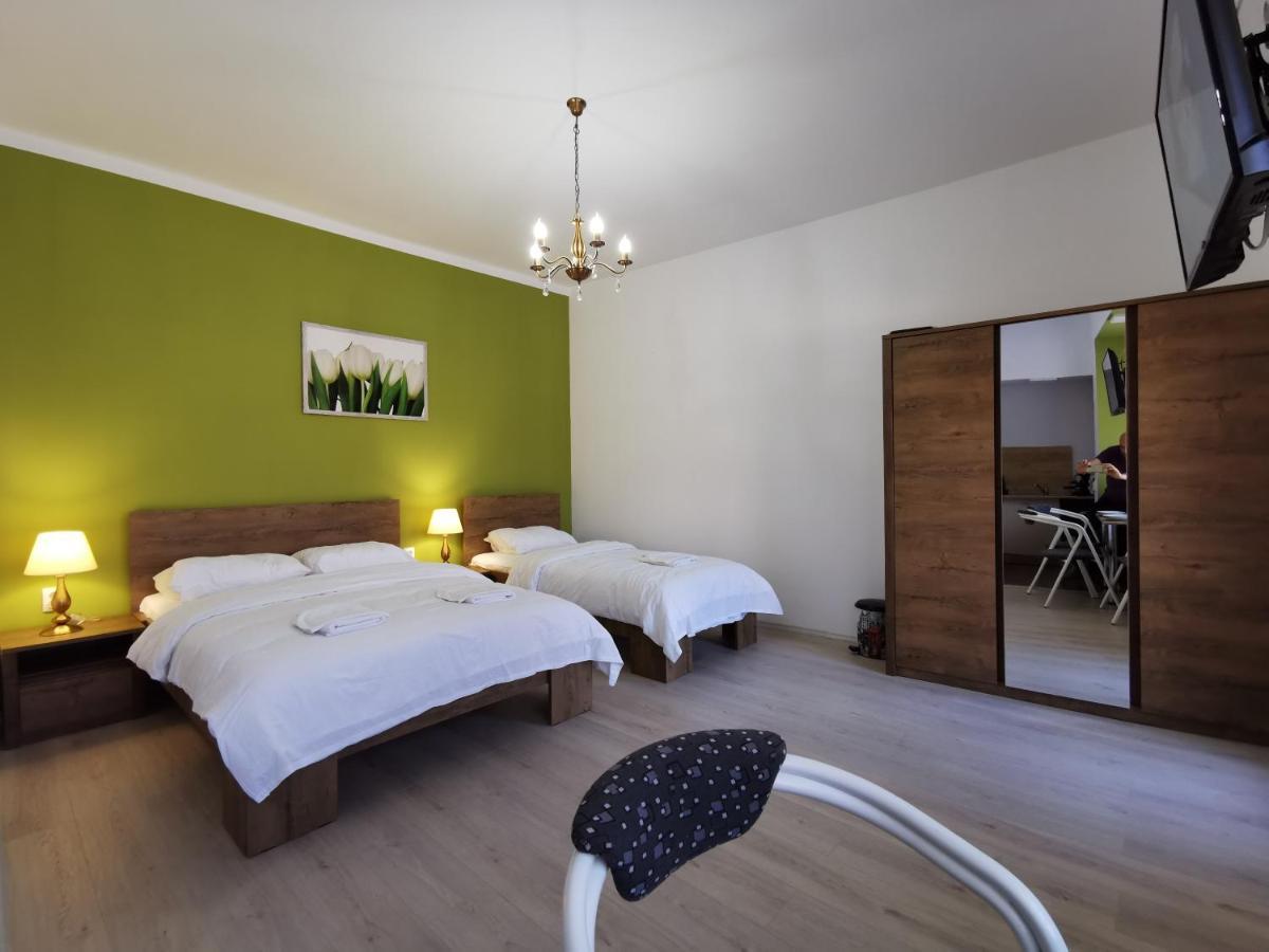 Ambient Deluxe Apartman Gyula Buitenkant foto